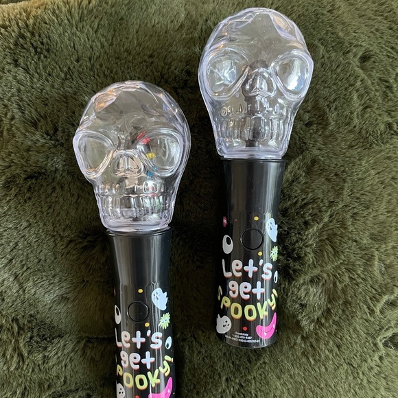 SET OF 2 HALLOWEENS SKULL LIGHT SPINNERS - Picture 1 of 5